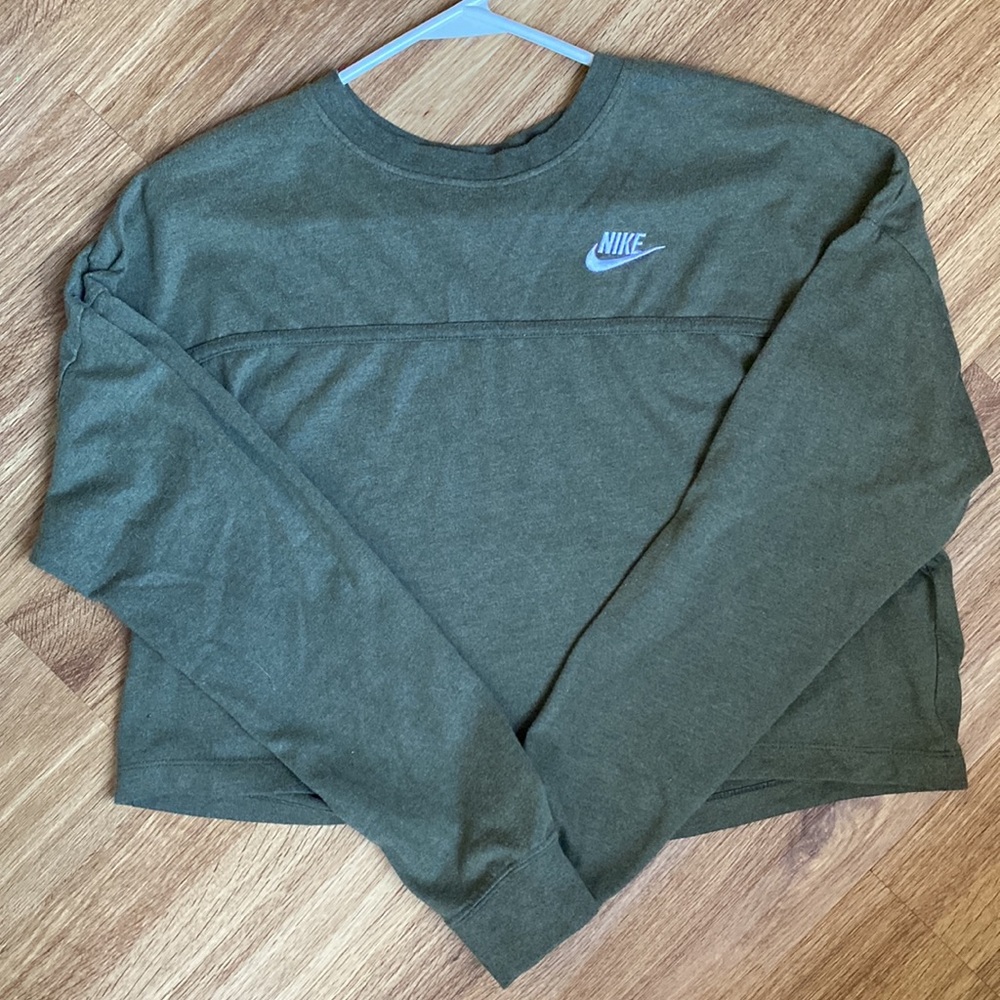 NIKE women’s cropped crewneck!